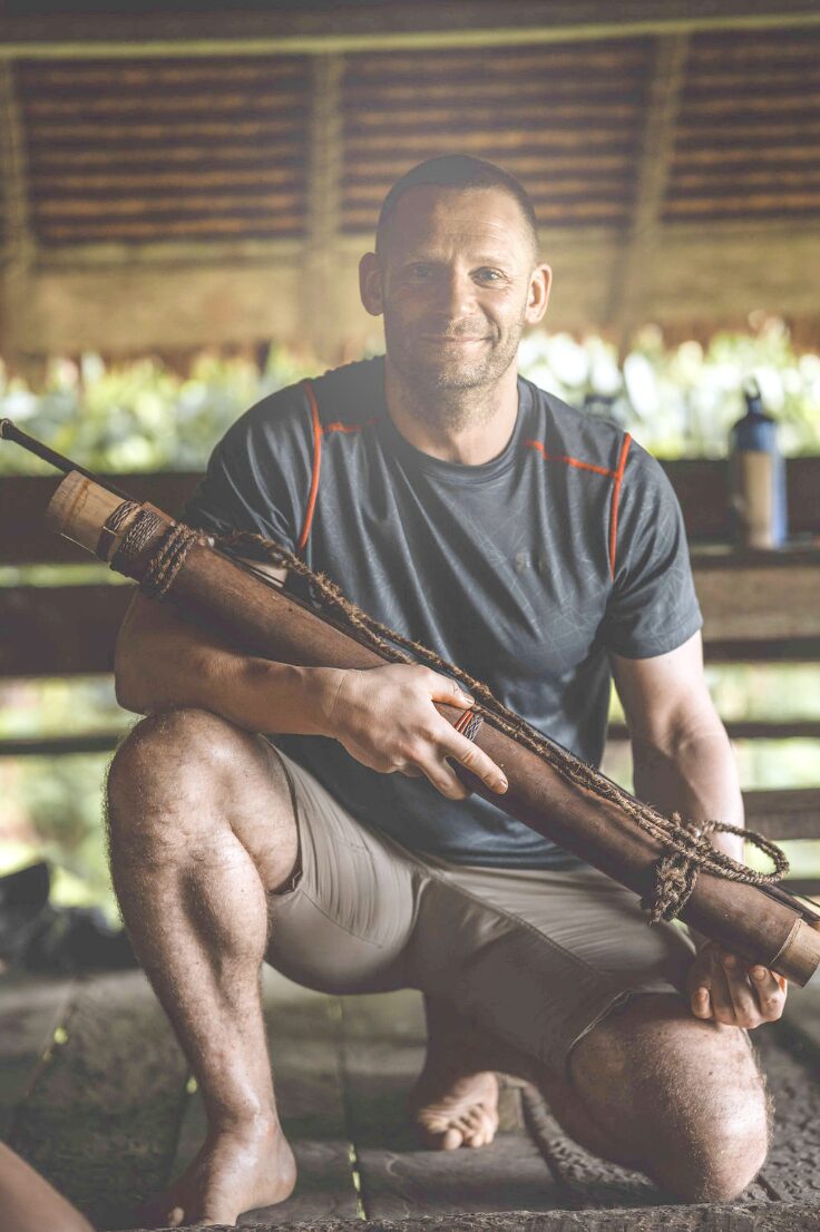 Richy im Dschungel von Sumatra mit traditionellem Bogen