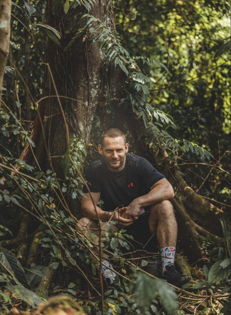 Richy im Regenwald von Sumatra beim Volk der Mentawai