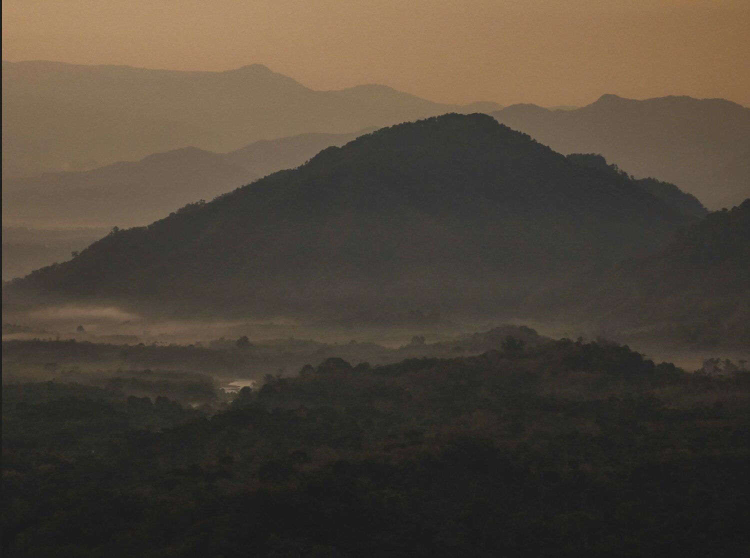Landschaft auf Sumatra – Dschungel und Berge im goldenen Licht