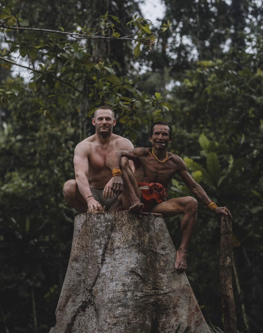 Mit einem Mentawai auf einem Baumstumpf im Regenwald von Sumatra
