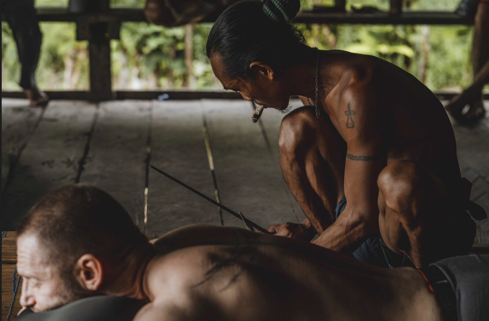 Traditionelles Tätowieren beim Volk der Mentawai – Symbol für Balance